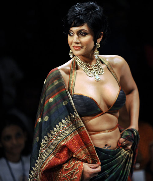 Mandira Bedi Hot in Saree – Cleavage Show Cool Photos