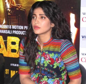 Gabbar Is Back Movie Promotions Pics in Delhi – Shruti Haasan in Multi Color Printed Dress