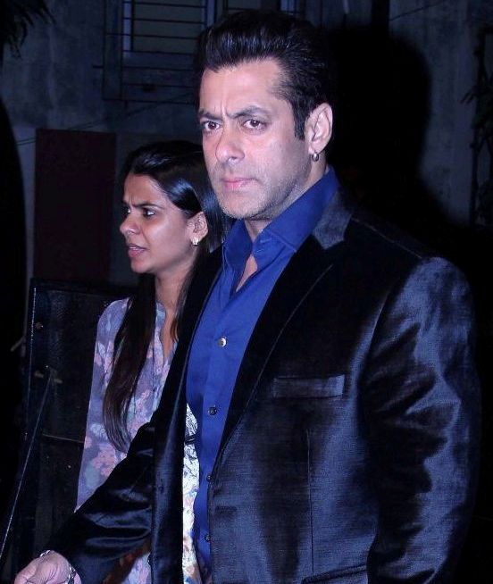 Salman Khan in Black Formal Suit Pics at Big Star Entertainment Awards 2013