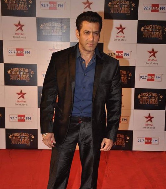 Salman Khan in Black Formal Suit Pics at Big Star Entertainment Awards 2013