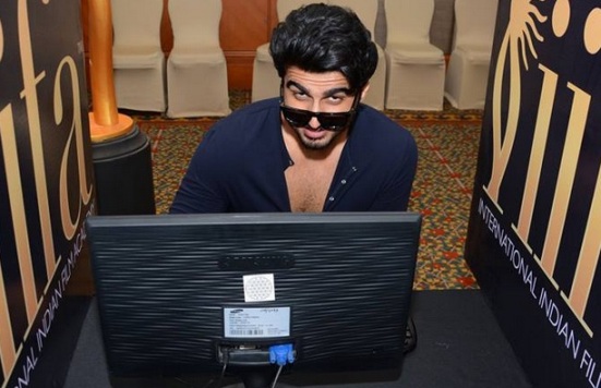 Arjun Kapoor in Navy Blue T-Shirt and Goggles Cool Look at IIFA 2015 Voting Weekend