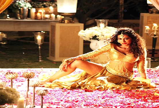 Chitrangda Singh Hot Thigh Legs Shows in Golden Lehenga in Gabbar Is Back Aao Raja Item Song Stills