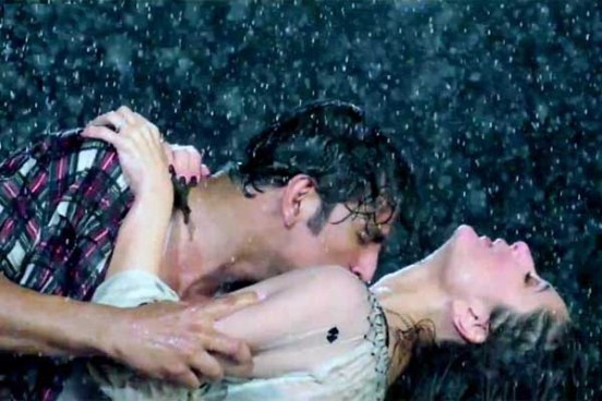 Kareena Kapoor and Akshay Kumar Hot Rain Scene in Teri Meri Kahaani Song from Gabbar Is Back