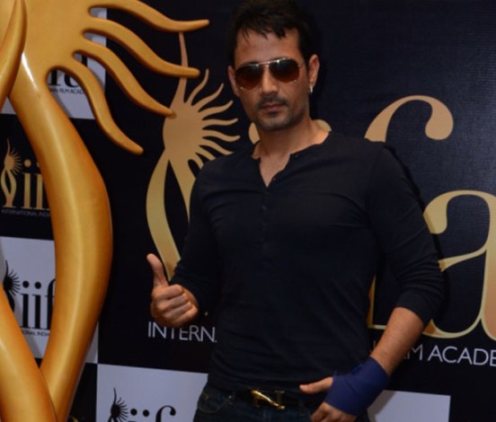 Harmeet Singh in Black V-neckline T-shirt with Dark Jeans Goggles Cool Look at IIFA 2015 Press Meet