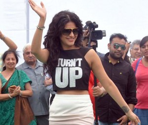 Shruti Haasan in White Pencil Skirt with Goggles Cool Look at Gabbar Is Back Movie Promotion