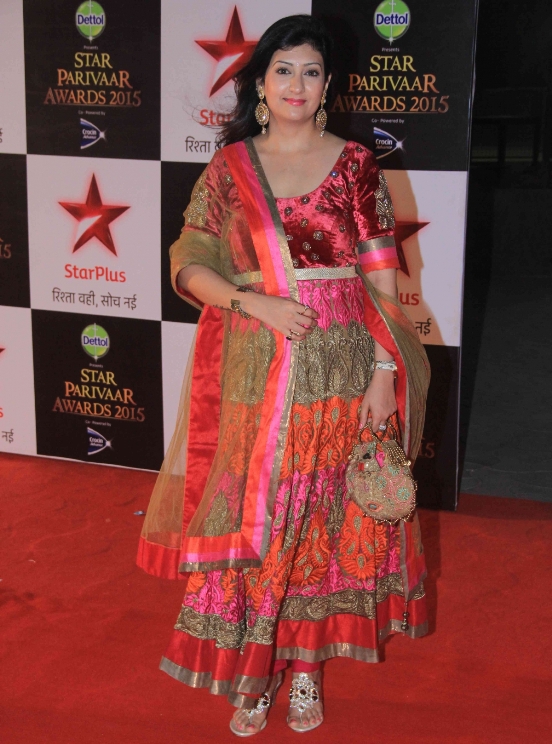 Juhi Parmar in Anarkali Dress at Star Parivaar Awards 2015 Photos
