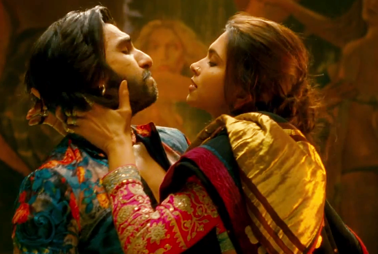 Deepika Padukone Kissing Ranveer Singh In Ram Leela Movie Chinki Pinki