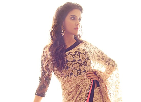 Pernia’s Pop-Up Shop Ad by ASIN – Hot Photoshoot for New Advertisement