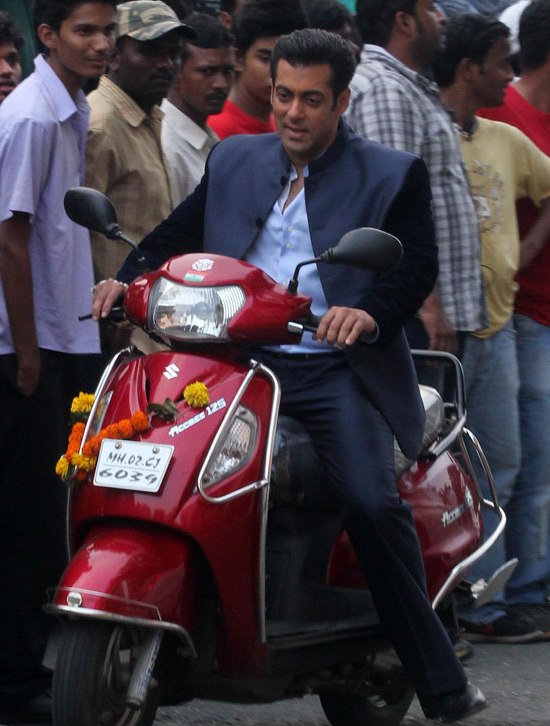 Salman Khan Driving Suzuki Access for a Scene of Upcoming Movie JAI HO earlier titled MENTAL