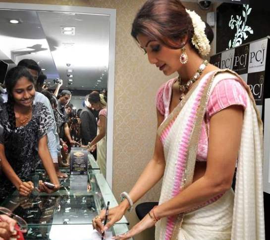 Shilpa Shetty Hot in Saree at PC Jewellery Showroom Launch In Mangalore Photos