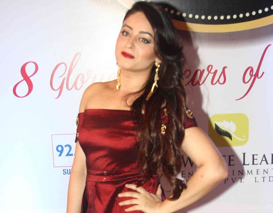 Mahi Vij in Maroon Floor Length Gown at 8th Boroplus Gold Awards 2015