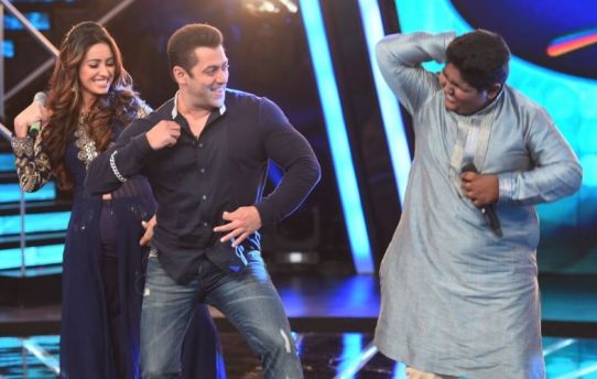 Salman Khan Promote Bajrangi Bhaijaan on the Stage of Indian Idol Junior