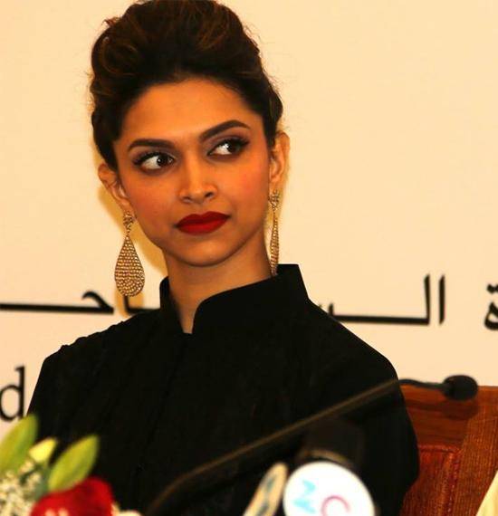 Cool Close Up Pics of Deepika Padukone Face and Lips in Dubai at Happy New Year Press Conference