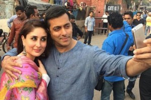 Kareena Kapoor in White Salwar Suit Dress with Floral Print Duptta on the Sets of Bajrangi Bhaijaan Movie 2015