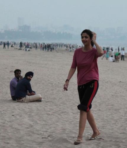 Shilpa Shetty Hot Legs Pics in Pink T Shirts at Juhu Beach