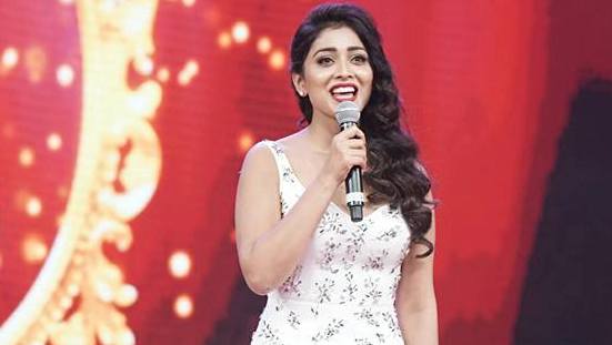 Shriya Saran Hot Backless Photos – New Look in White Gown at South Indian International Movie Awards 2015