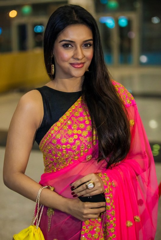 This year Asin Navel in Pink Saree was clearly visible. Asin dressed in Black Sleeveless Blouse with Contrast match beautiful Designer Pink Saree exposing Hot Navel at SIIMA Awards 2013. Asin in SIIMA Awards 2013, was looking more Hot and Sexy as compare to her similar pose and garments in SIIMA Awards 2012 and earlier SIIMA Awards.