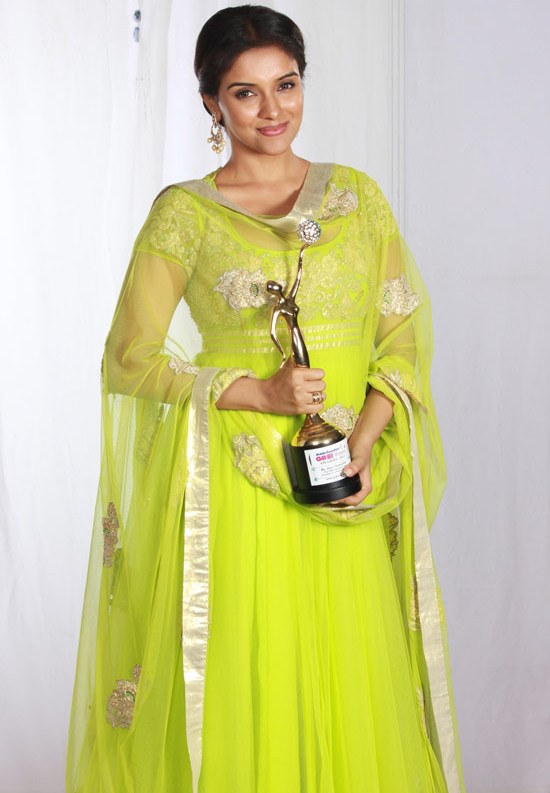 Asin Hot Cleavage Pics in Lemon Traditional Dress at GR8 Women Awards 2013