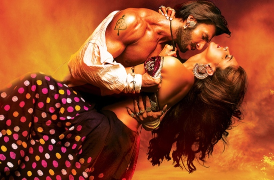 Deepika Padukone Ranveer Singh Kiss in Movie RAM LEELA 2013