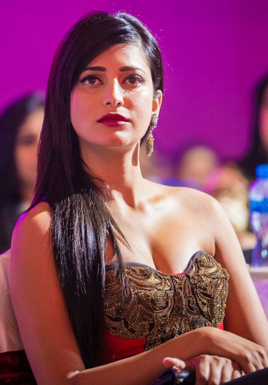 Shruti Hassan Hot Cleavage Photos at SIIMA Awards 2013