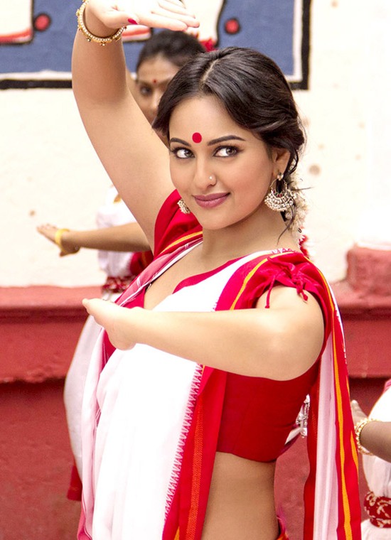 Sonakshi Sinha Navel Show in Bullet Raja Movie 2013 – Hot Photos in Bengali  Red Saree - Chinki Pinki