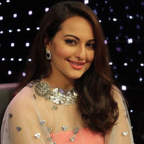Welcome Back Promotion on Indian Idol Junior – Sonakshi Sinha in Pink off Shoulder Gown Photos
